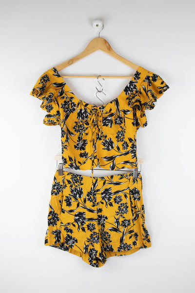 Conjunto blusa y pantalón corto amarillo con estampado floral