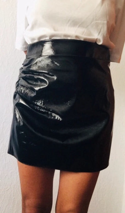 Falda negra ZARA efecto charol / M