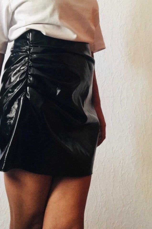Falda negra ZARA efecto charol / M