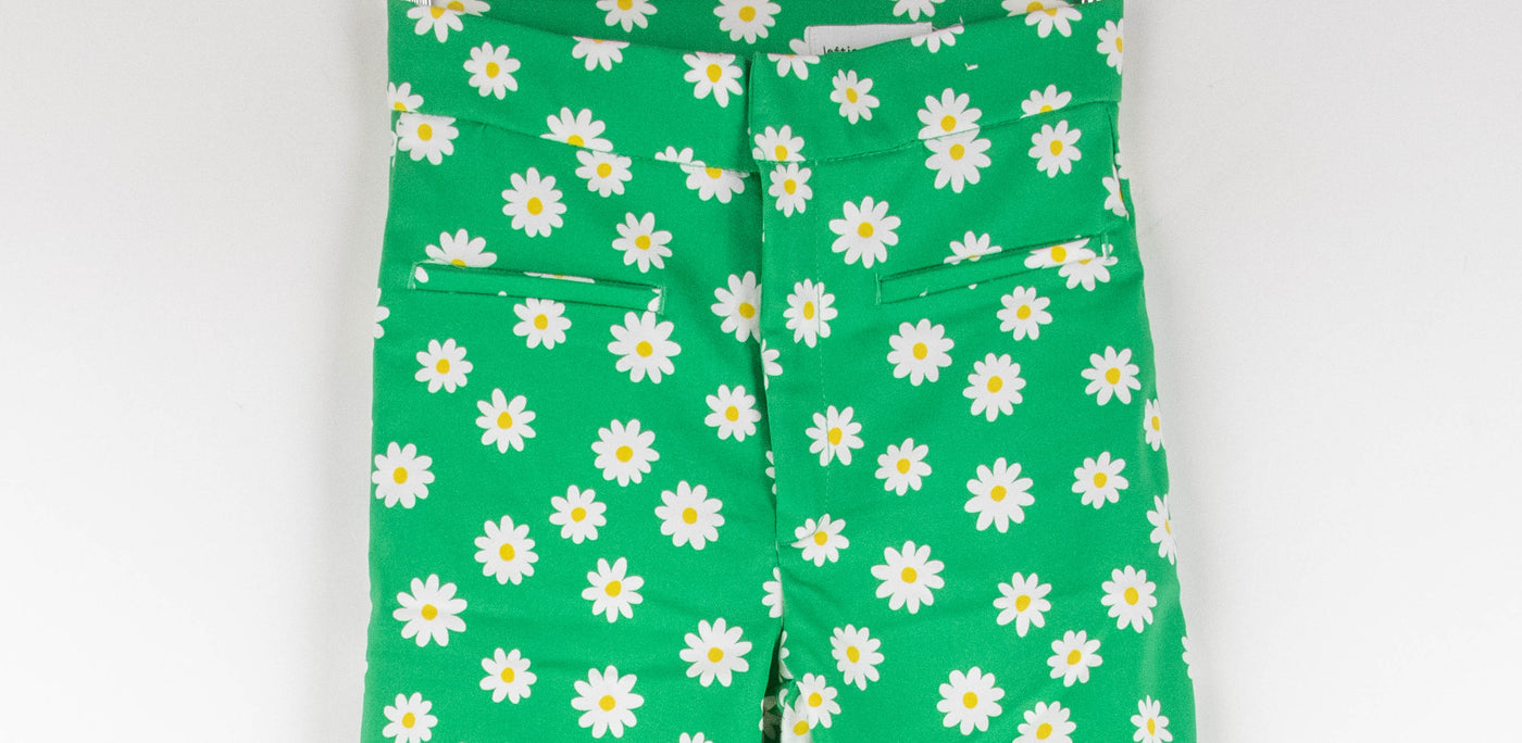 Pantalón verde con flores blancas