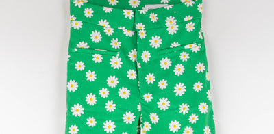 Pantalón verde con flores blancas