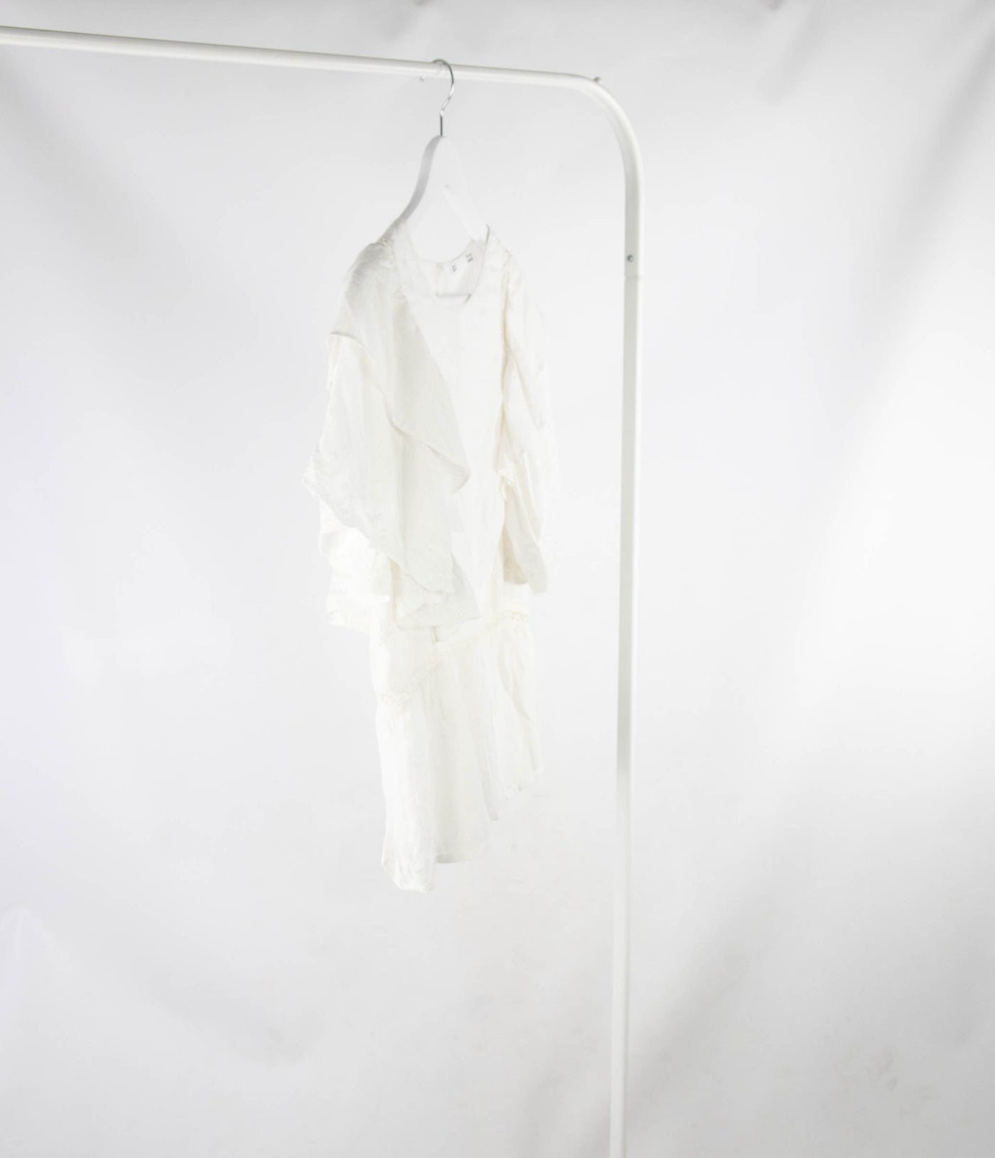 Blusa Blanca troquelada con manga abullonada