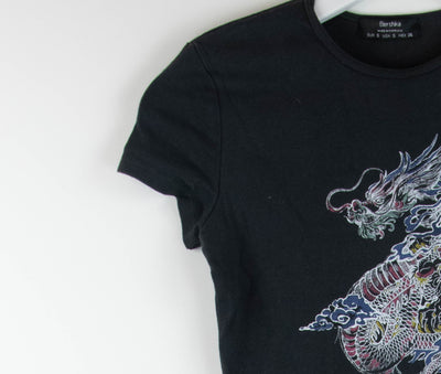 Camiseta crop negro desgastado con estampado de dragón