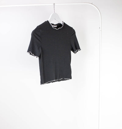 Camiseta crop negra de canalé