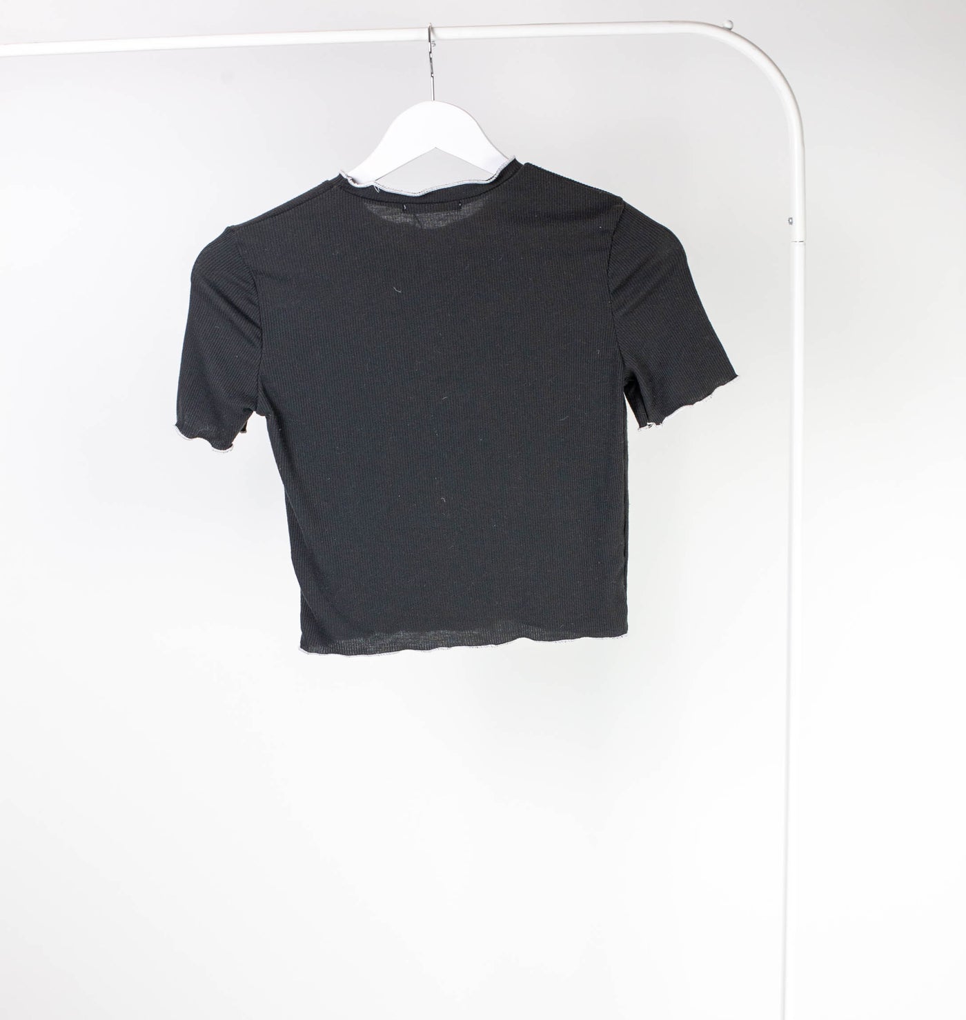 Camiseta crop negra de canalé