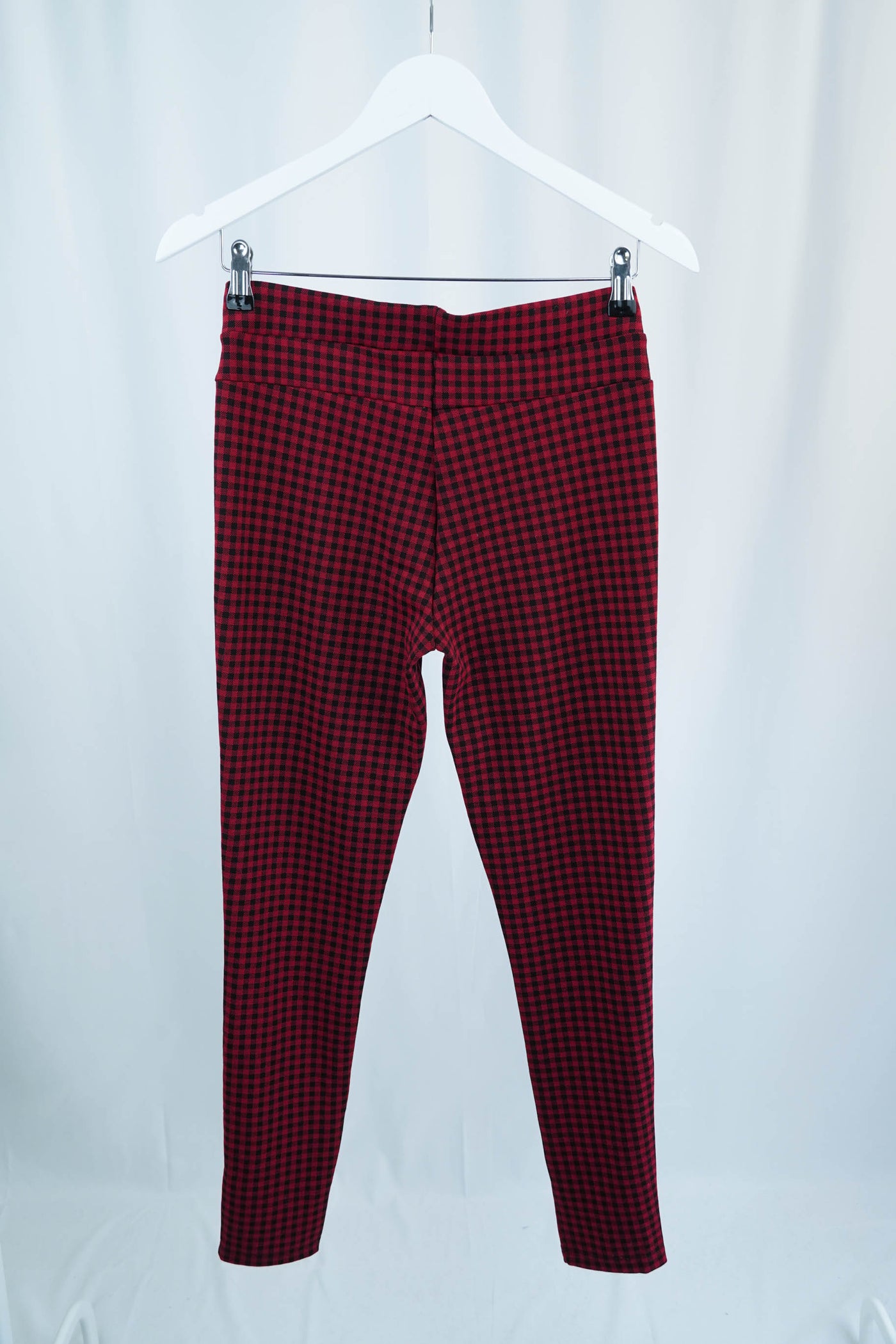 Pantalón tipo legging rojo de cuadros negros