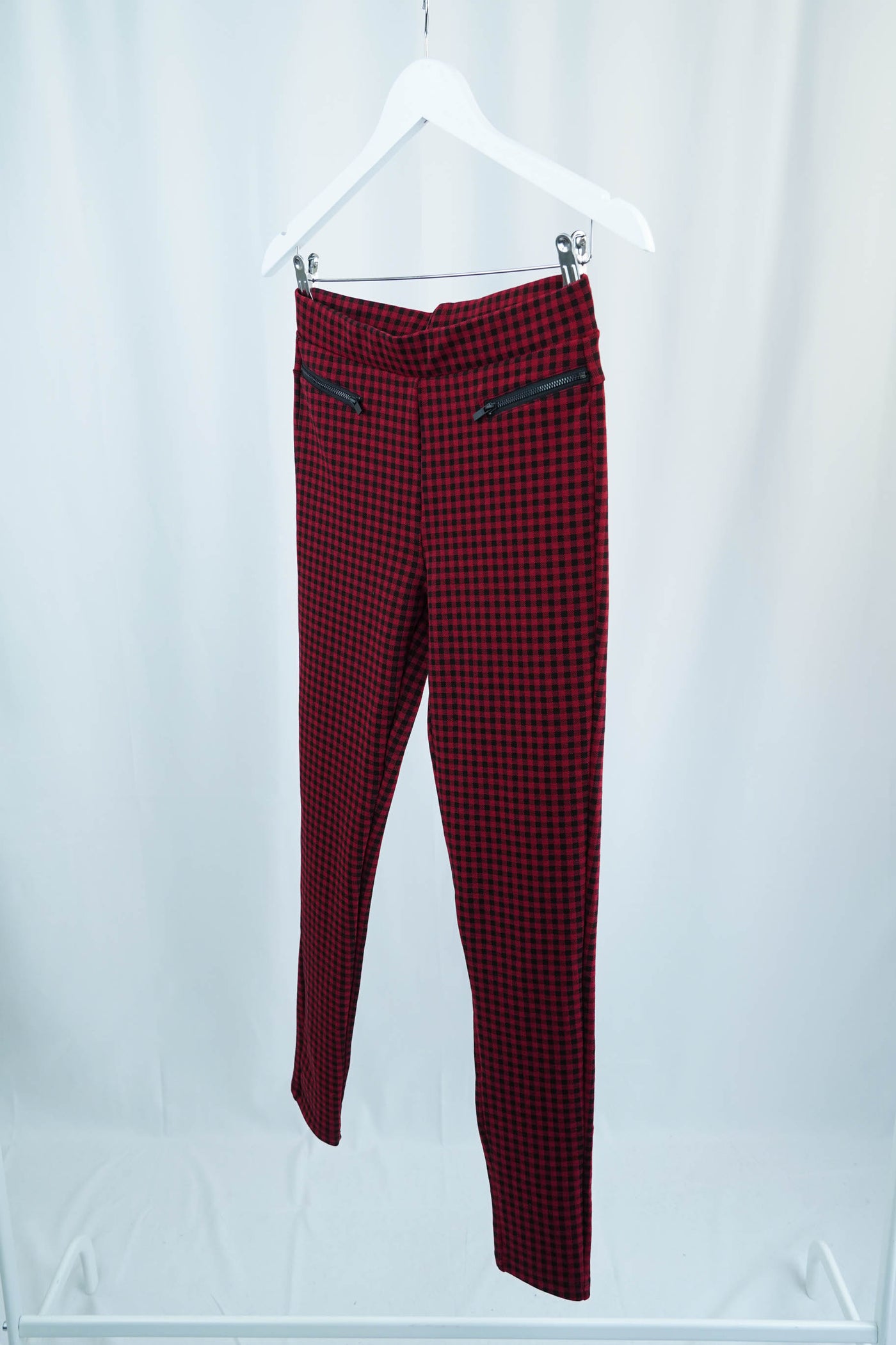 Pantalón tipo legging rojo de cuadros negros