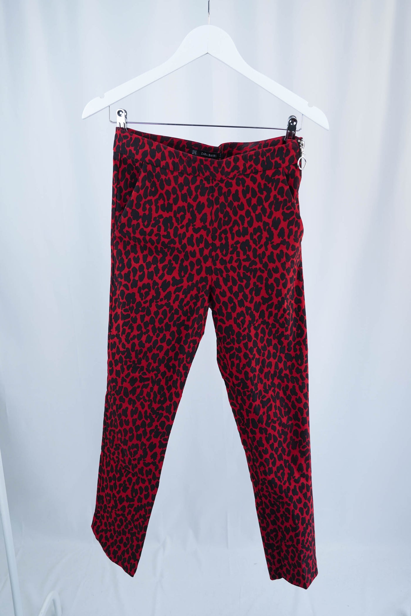 Pantalón rojo con estampado de leopardo