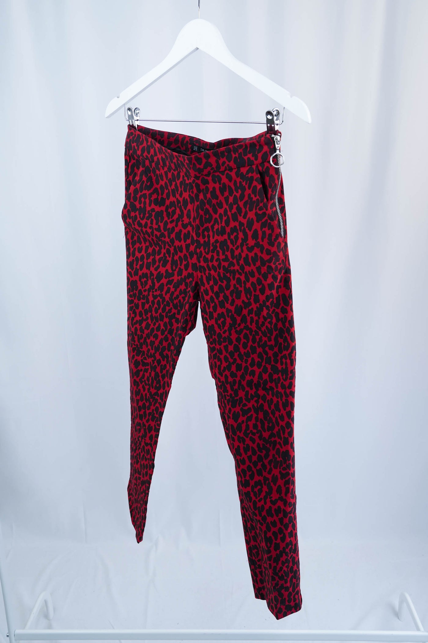 Pantalón rojo con estampado de leopardo