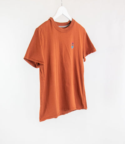 Camiseta naranja estampado