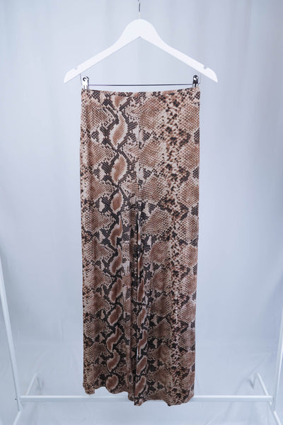 Pantalón marrón con estampado de serpiente