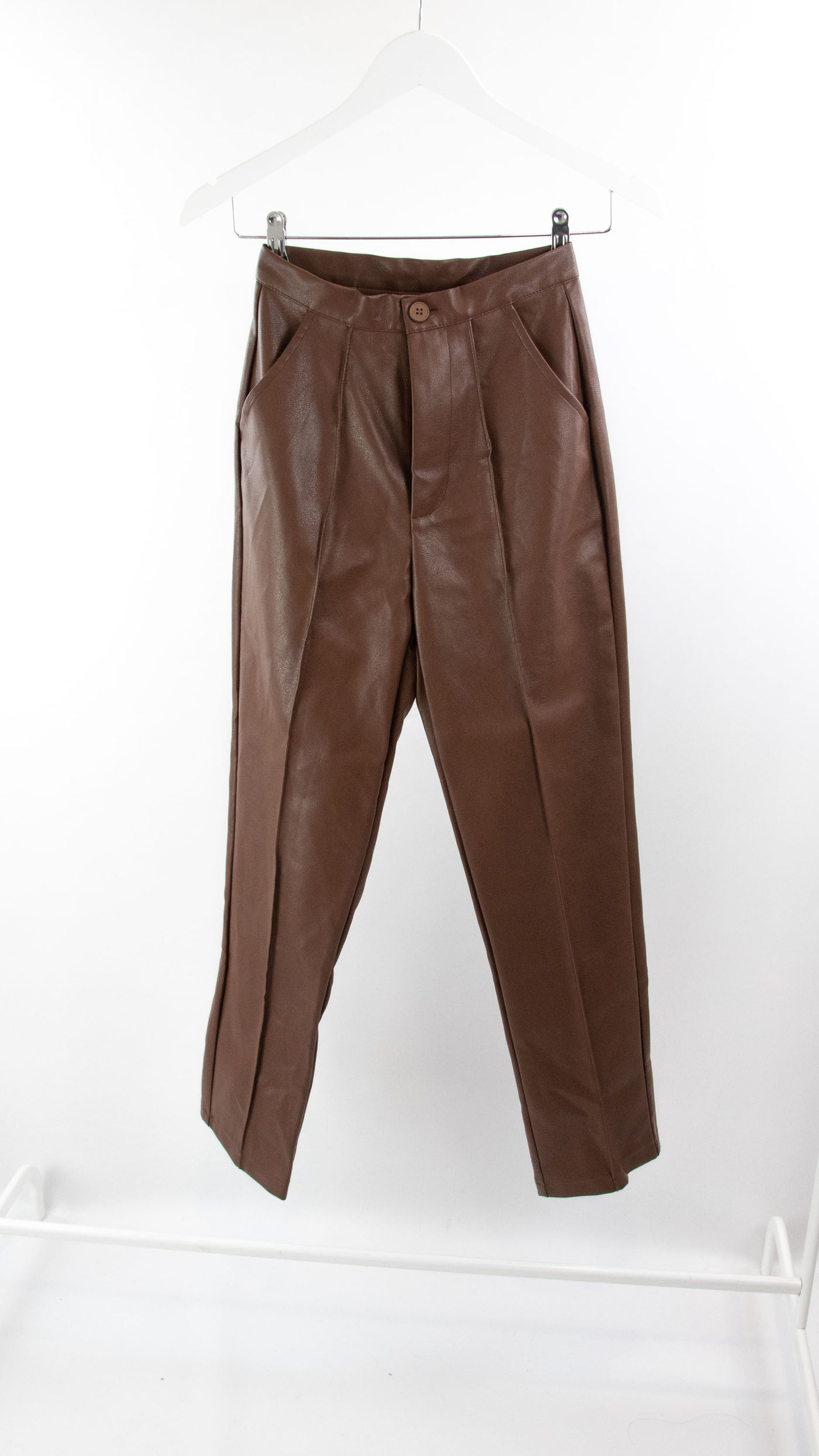 Pantalón marrón de piel