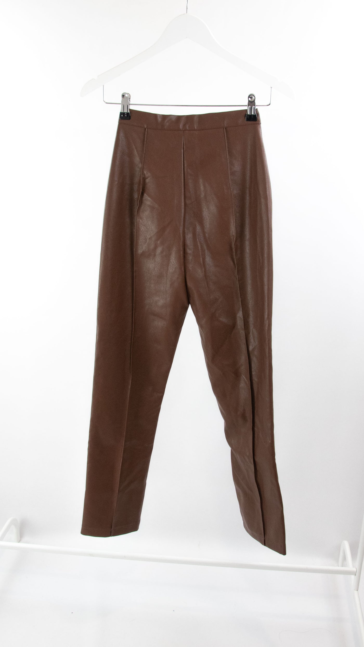 Pantalón marrón de piel