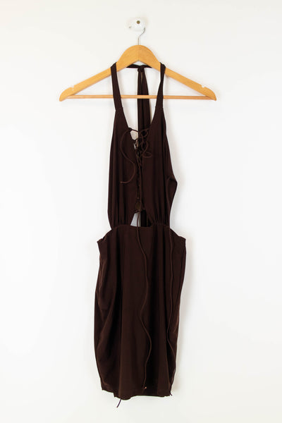 Vestido de licra marrón chocolate con aberturas en ombligo y cintura