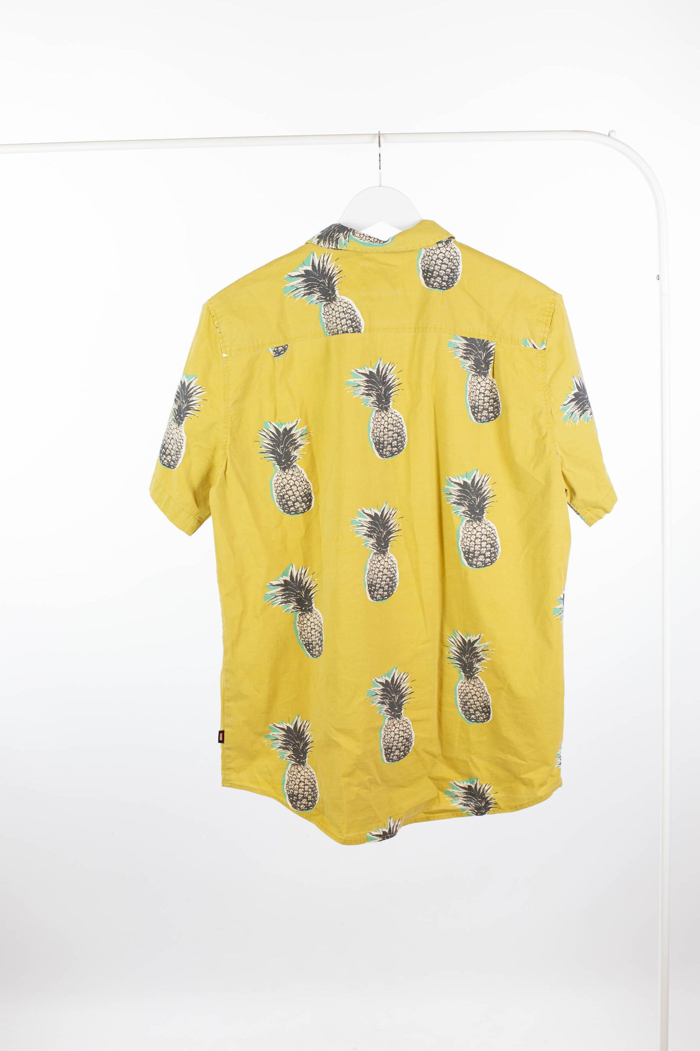 Camisa amarilla tipo hawaiana GLOBE