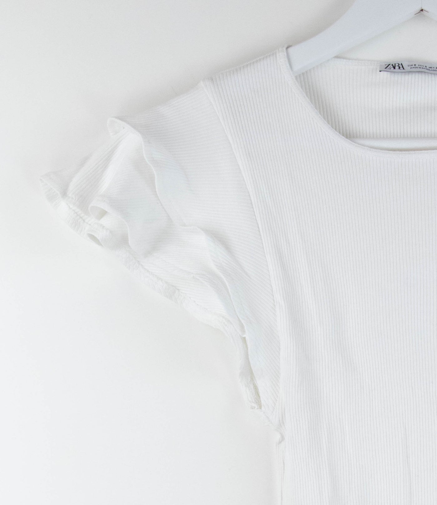 Camiseta blanca con mangas abullonadas