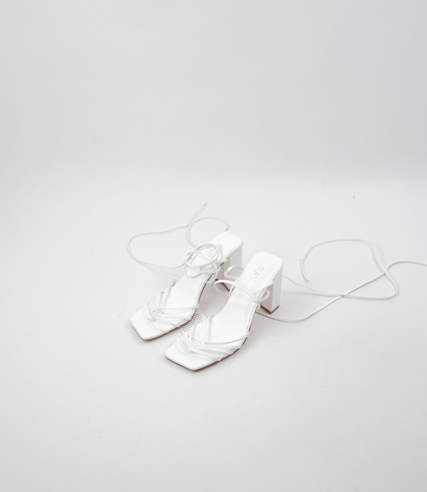 Sandalias blancas romanas de tacón