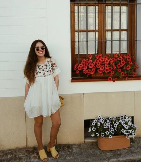 vestido de flores beige corto