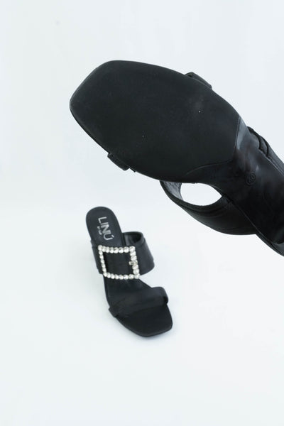 Zapatos de tacón negro con hebilla con brillos