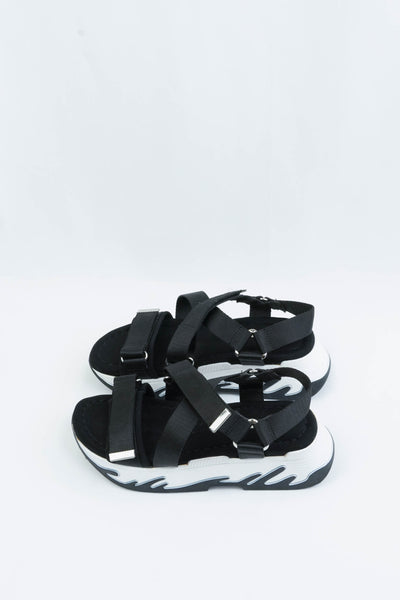 Sandalias negras con tirantes y plataforma blanca