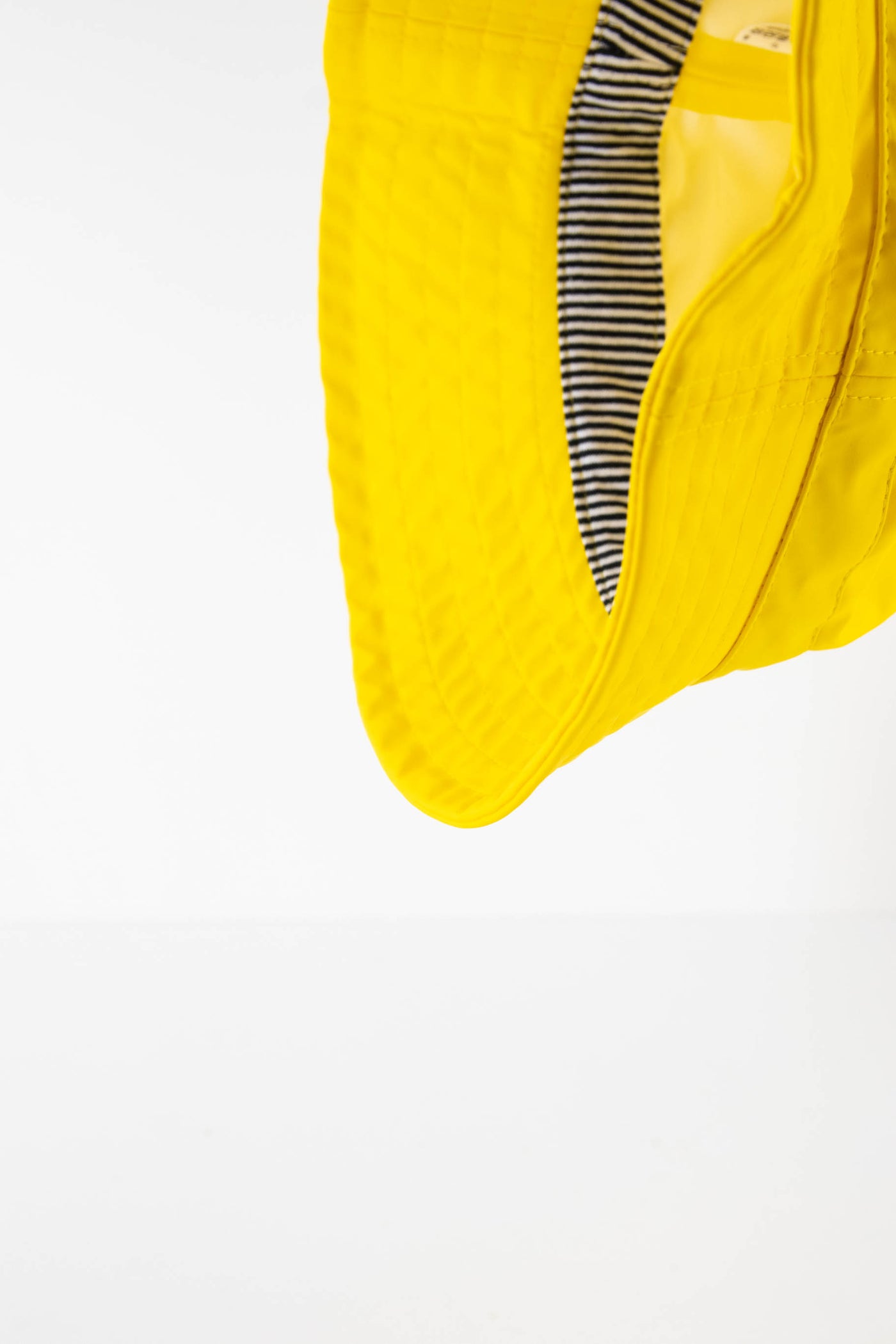 Bucket hat amarillo efecto impermeable