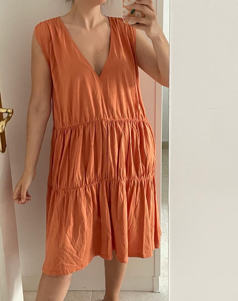 vestido naranja ancho con fruncidos