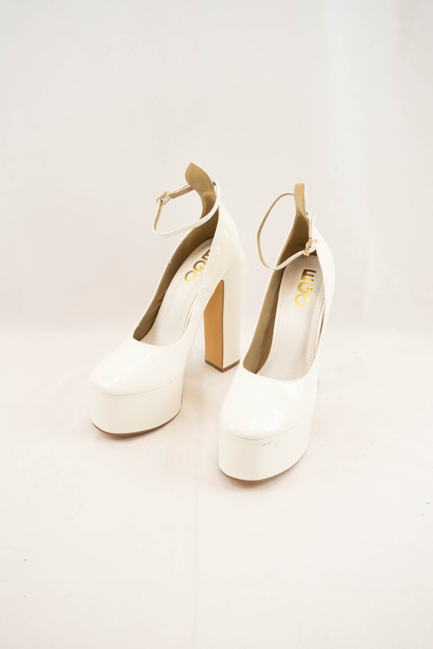 Zapato de tacón blanco con plataforma