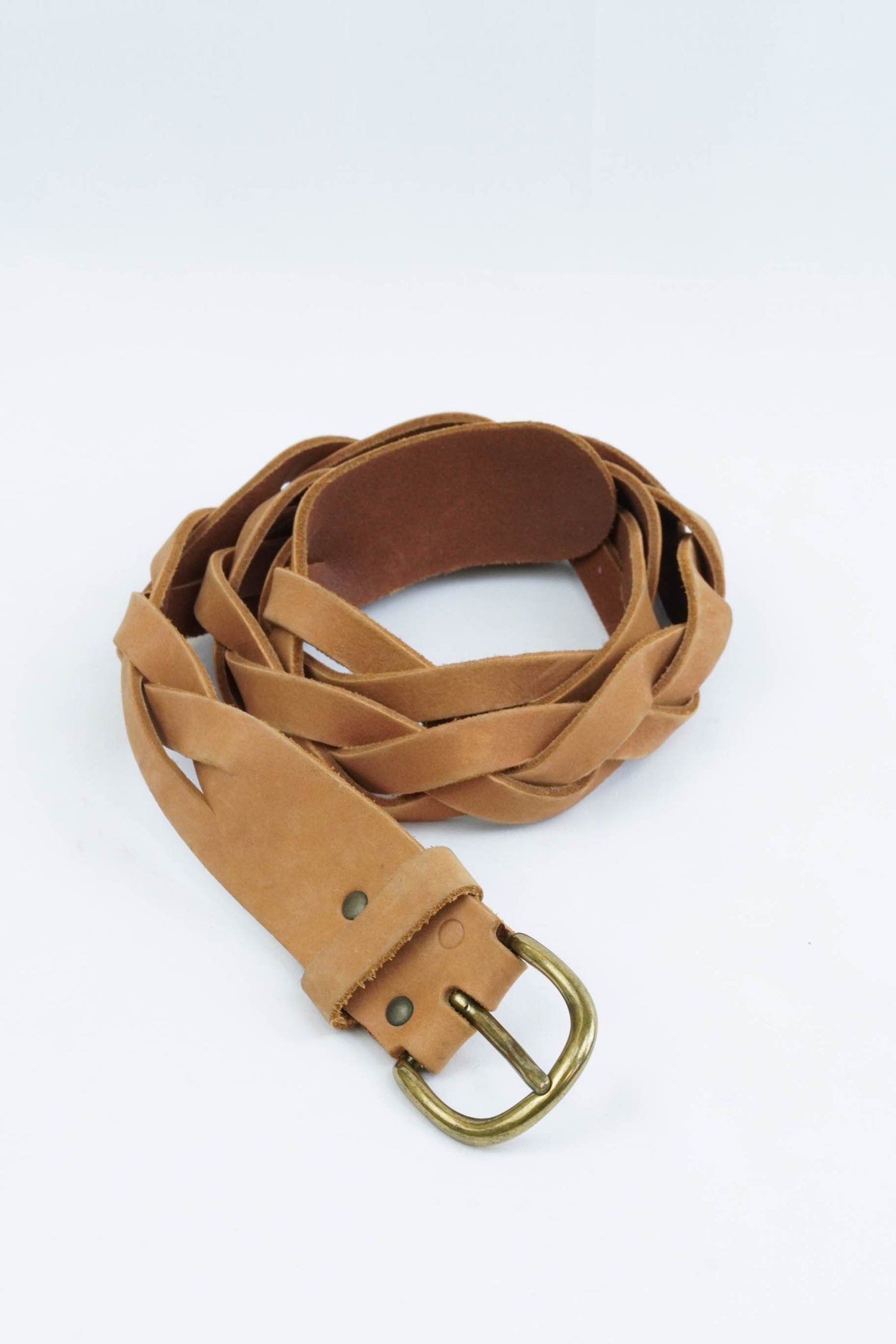 Cinturón de cuero marrón trenzado y con hebilla dorada