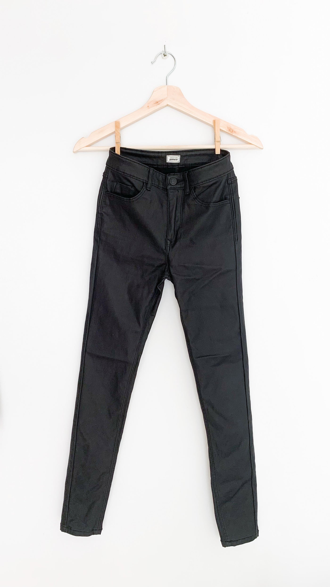 pantalones de polipiel negros