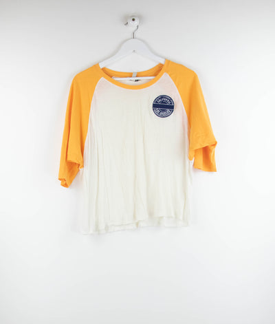 Camiseta blanca con mangas naranjas