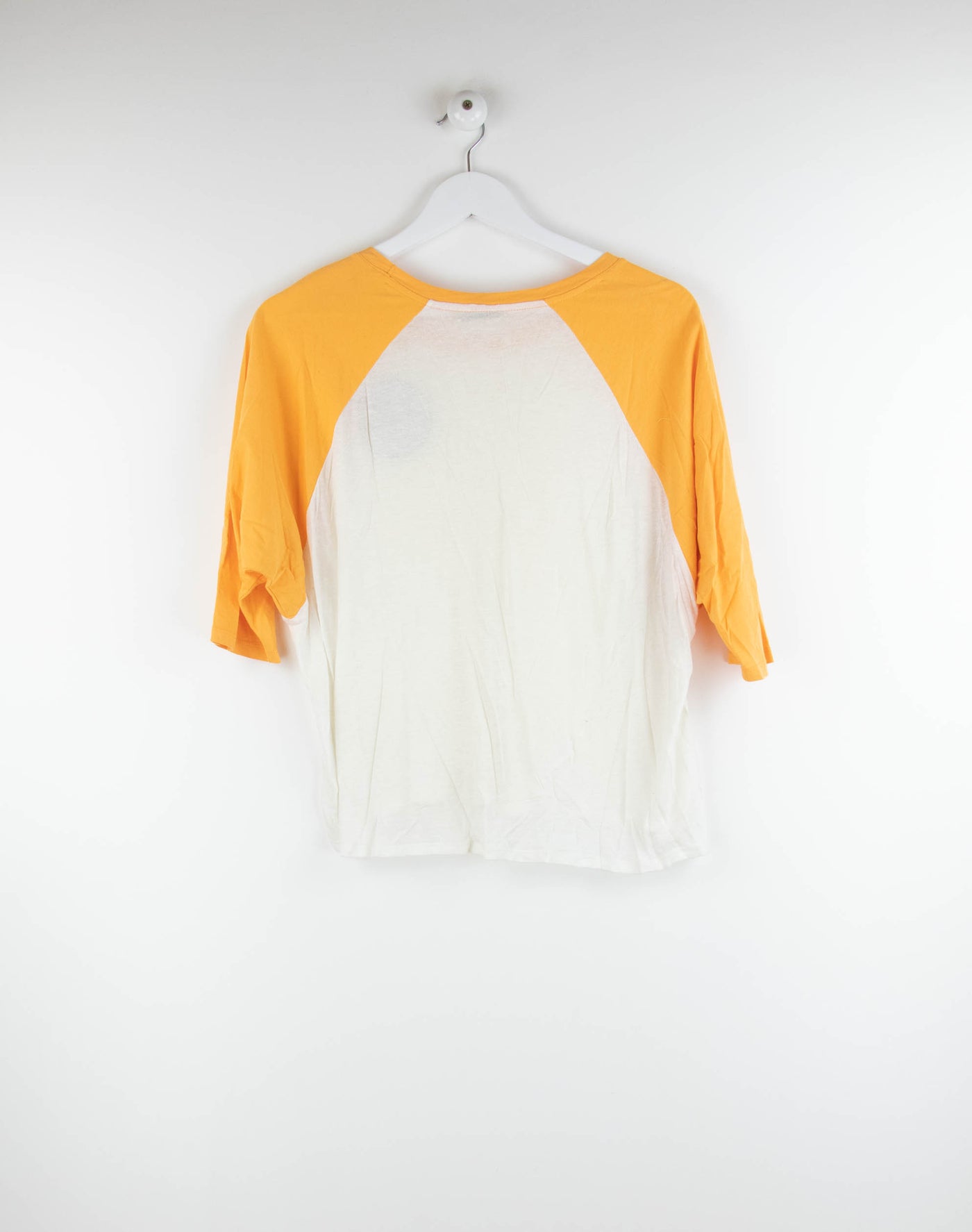 Camiseta blanca con mangas naranjas