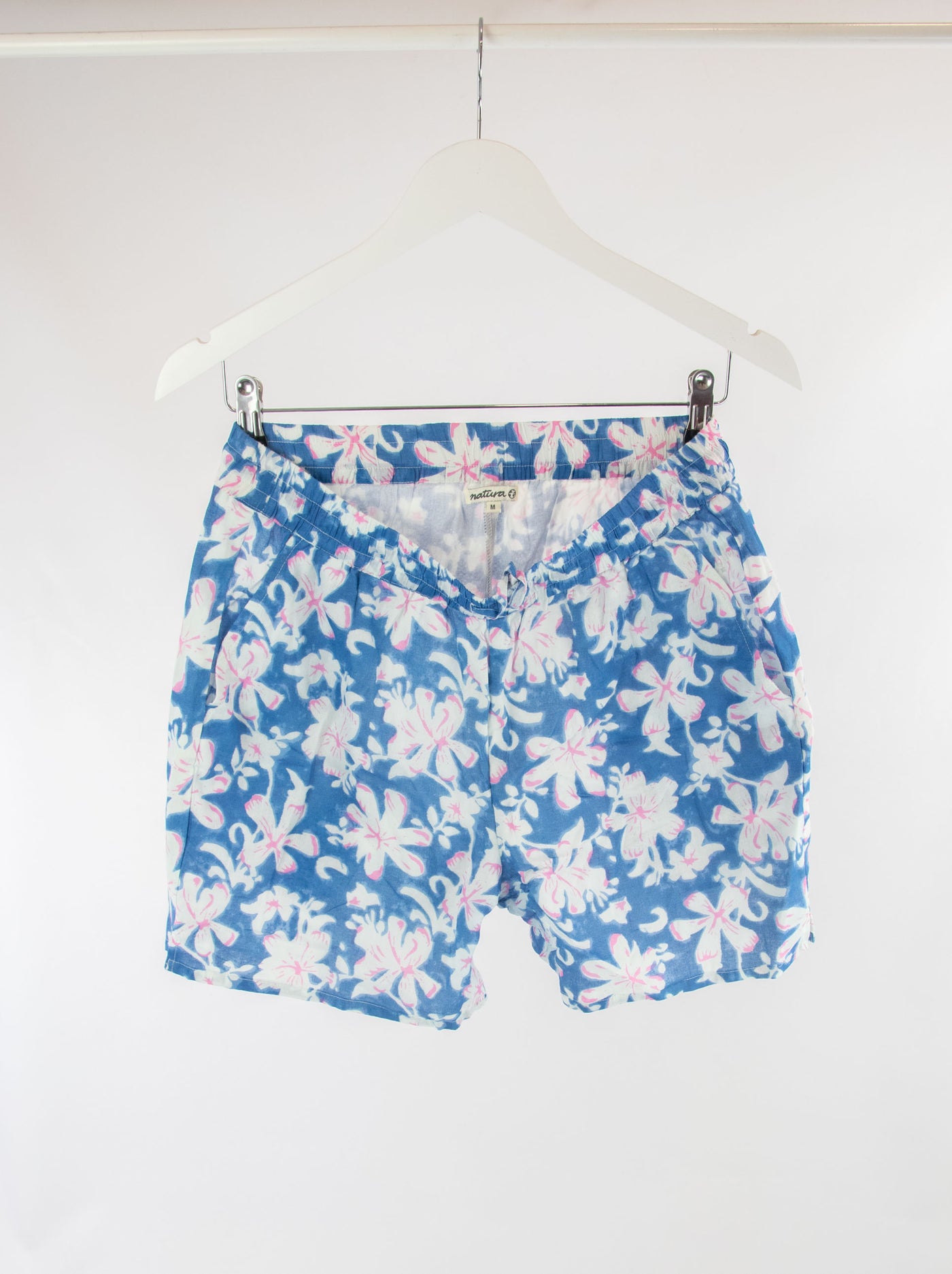 Pantalón corto azul de flores