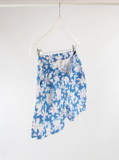 Pantalón corto azul de flores