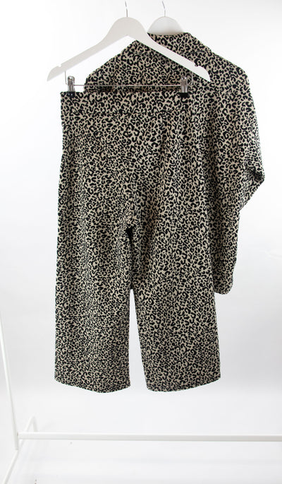 Conjunto animal print blazer (L) pantalón (M)