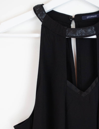 Blusa negra con detalles de lentejuelas