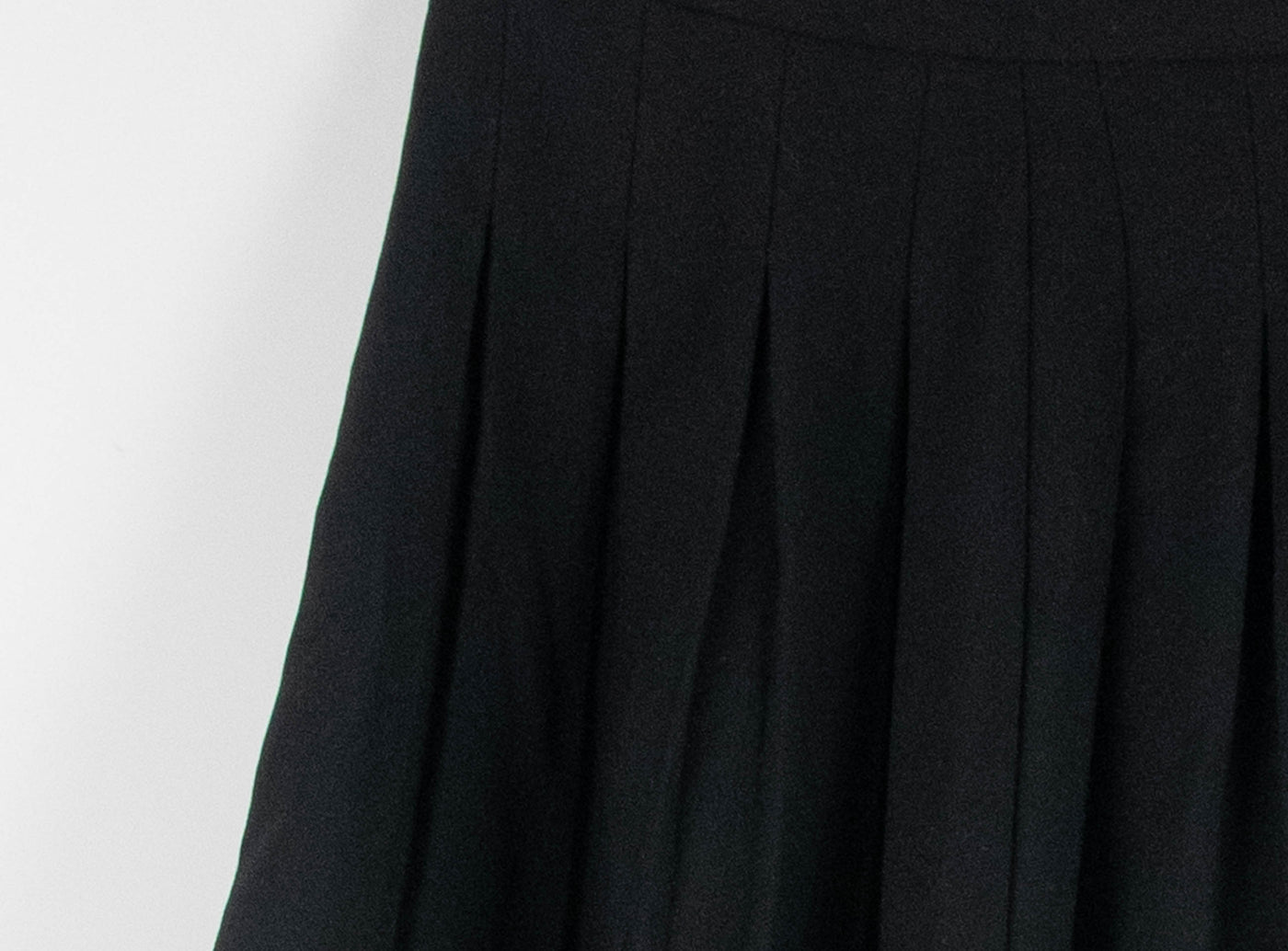 Falda negra plisada