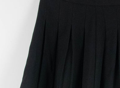 Falda negra plisada