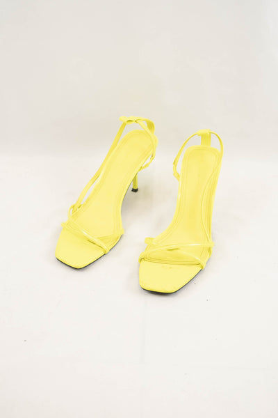 Zapato de tacón amarillo