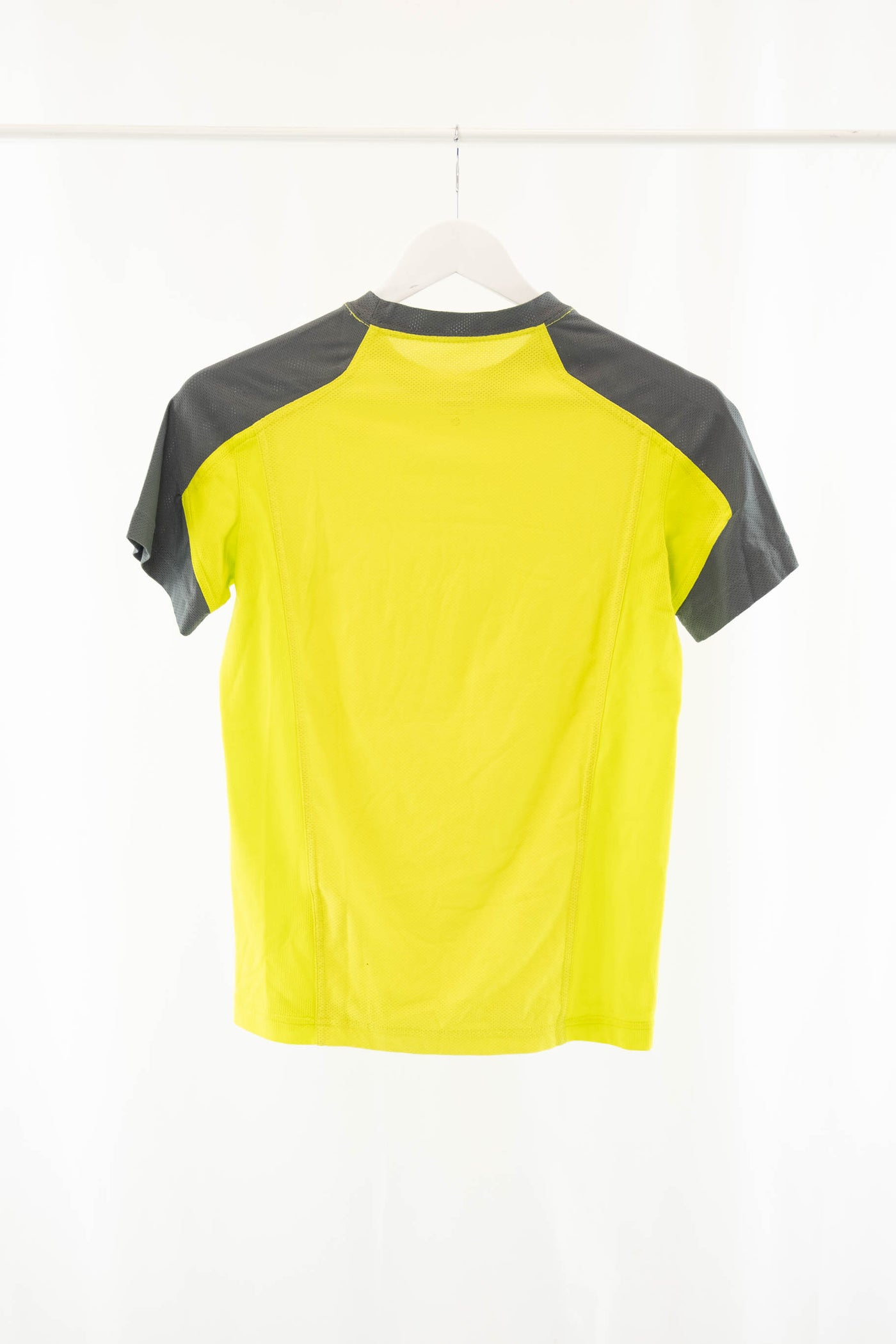 Camiseta deportiva amarilla