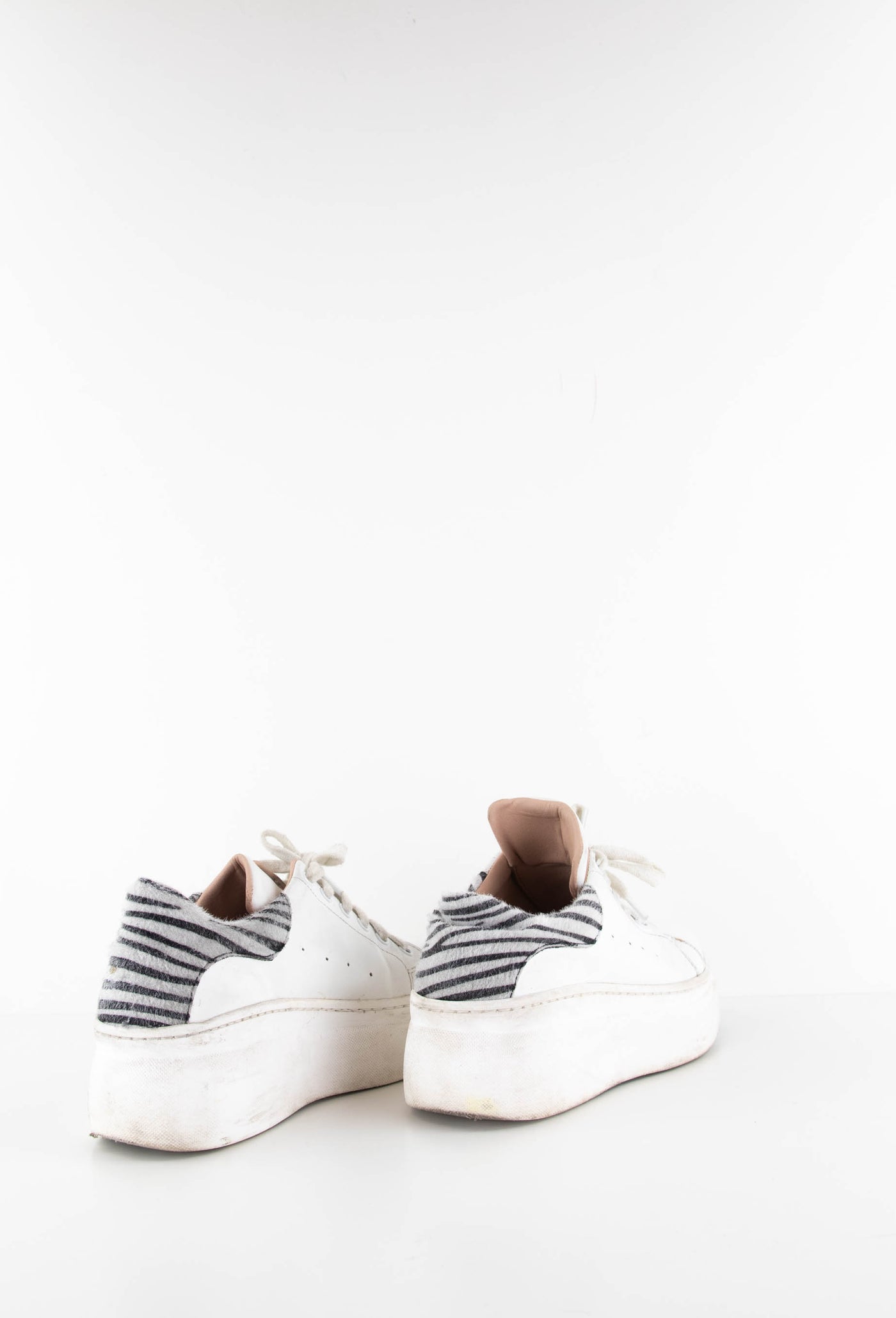 Zapatillas blancas detalles de zebra