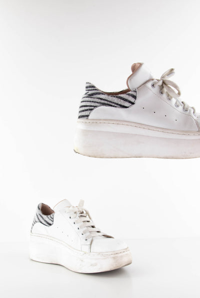 Zapatillas blancas detalles de zebra