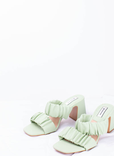 Sandalia verde de tacón