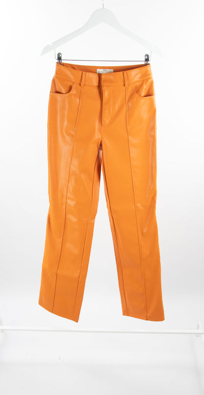 Pantalón naranja de piel
