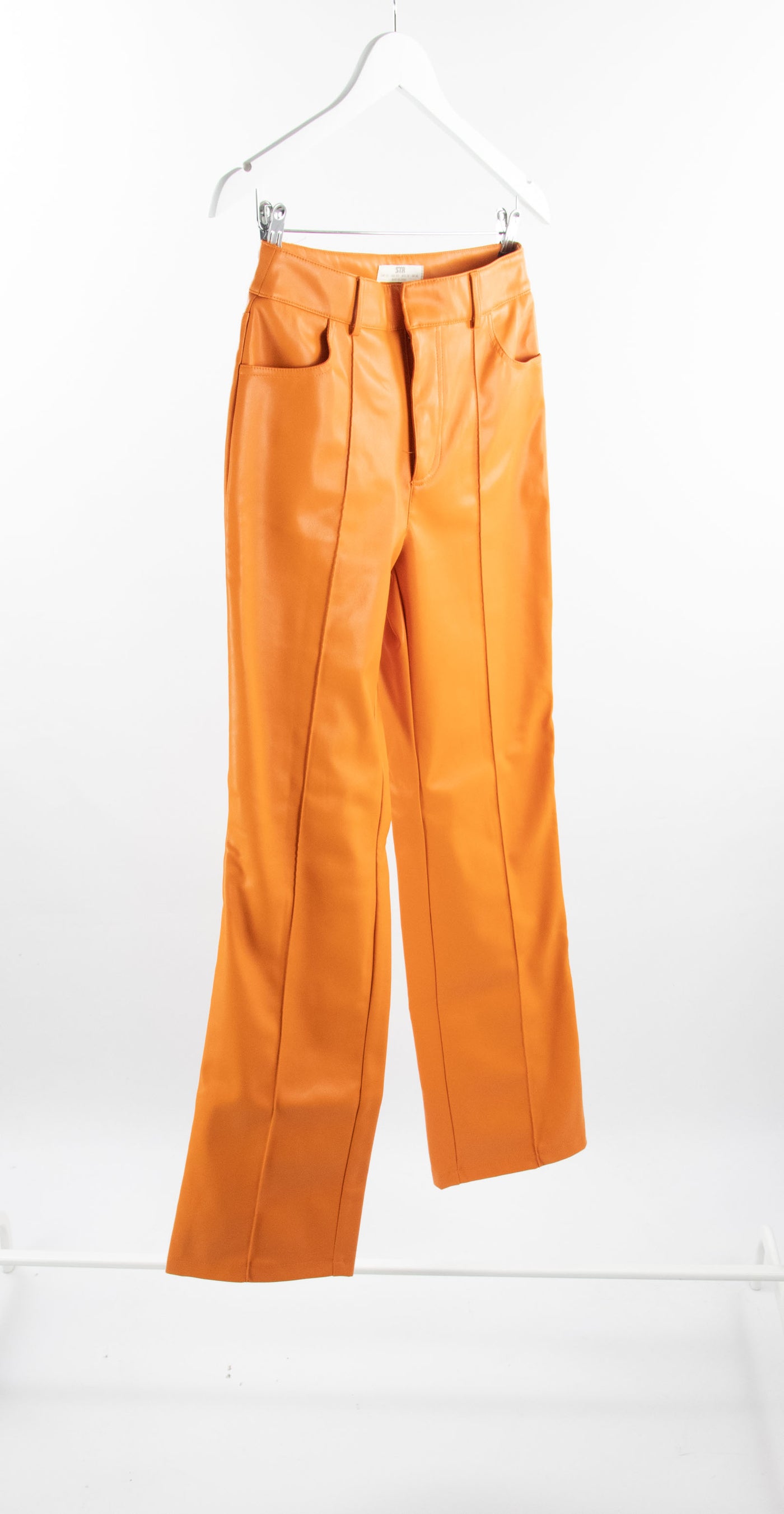 Pantalón naranja de piel