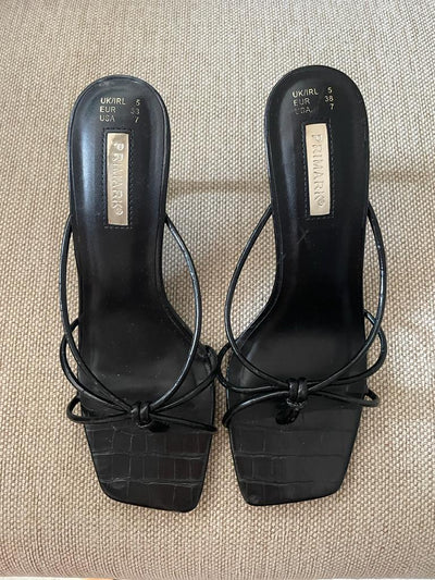 tacón sandalia negra 