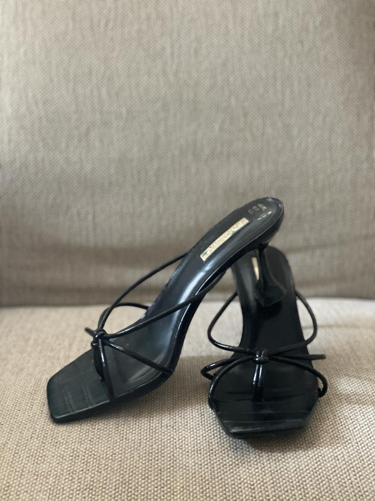tacón sandalia negra 