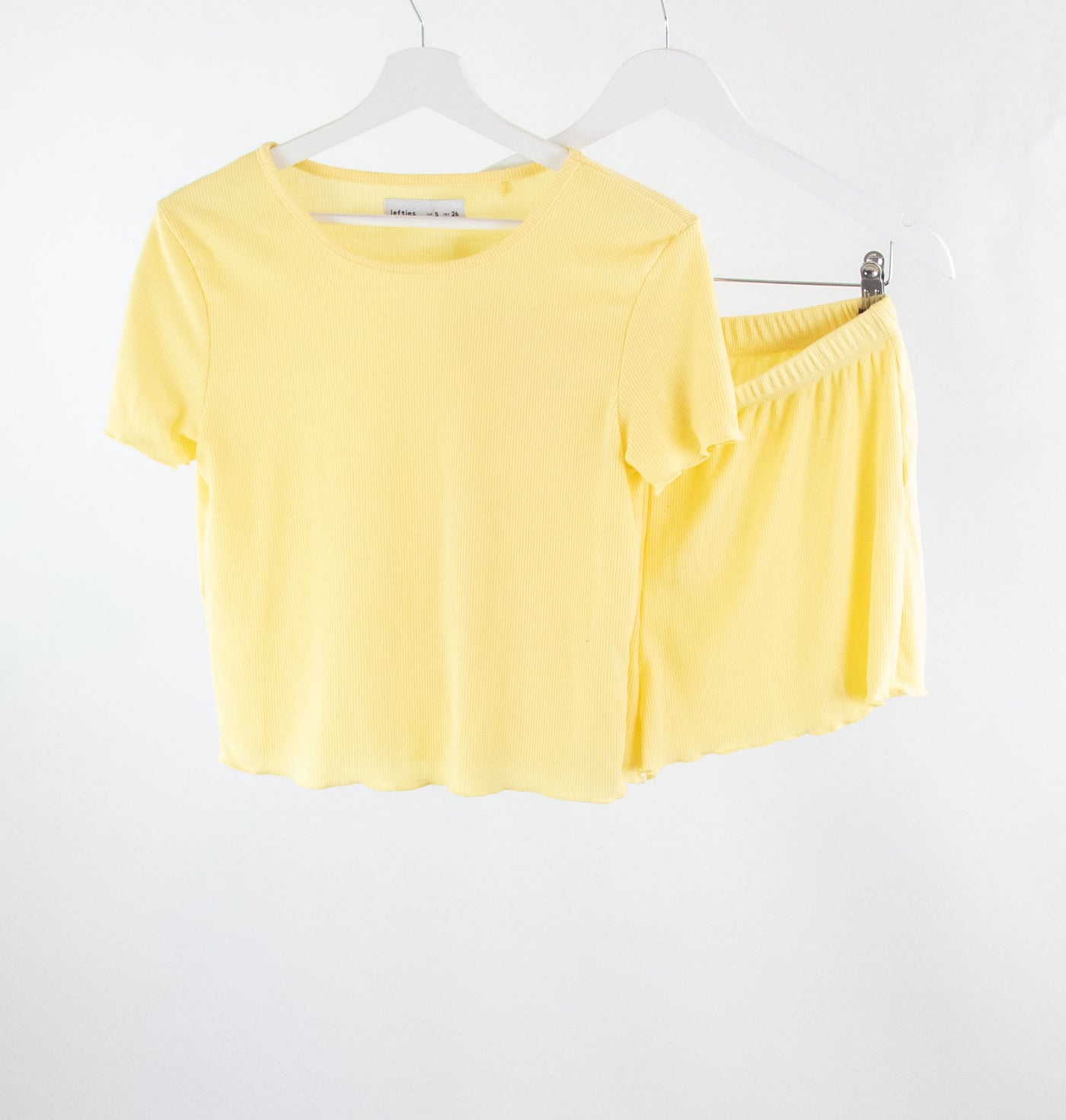 Conjunto amarillo canalé camiseta (S) pantalón corto (M)