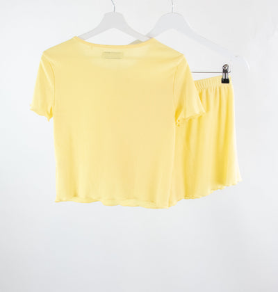 Conjunto amarillo canalé camiseta (S) pantalón corto (M)