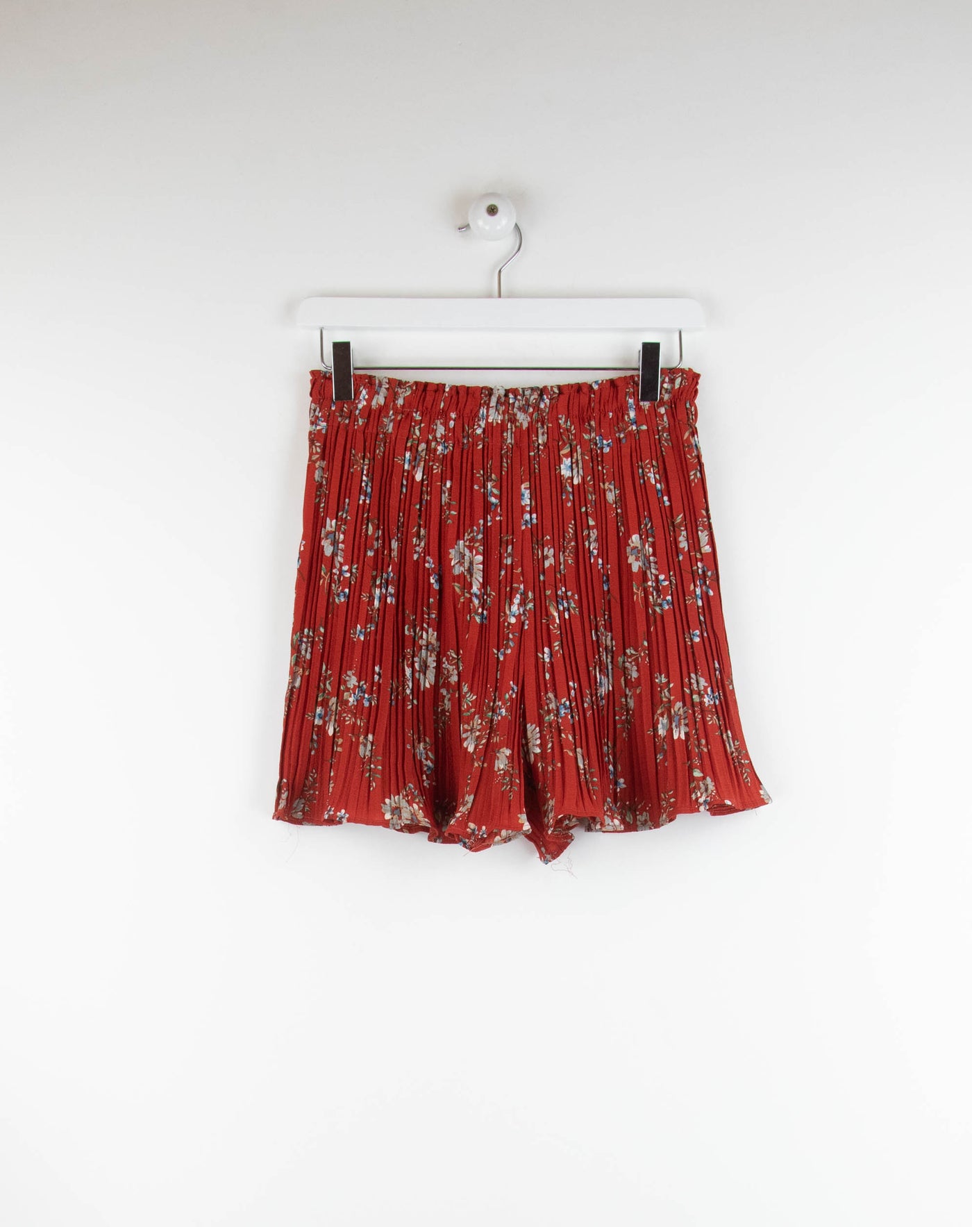 Pantalón corto drapeado rojo con estampado