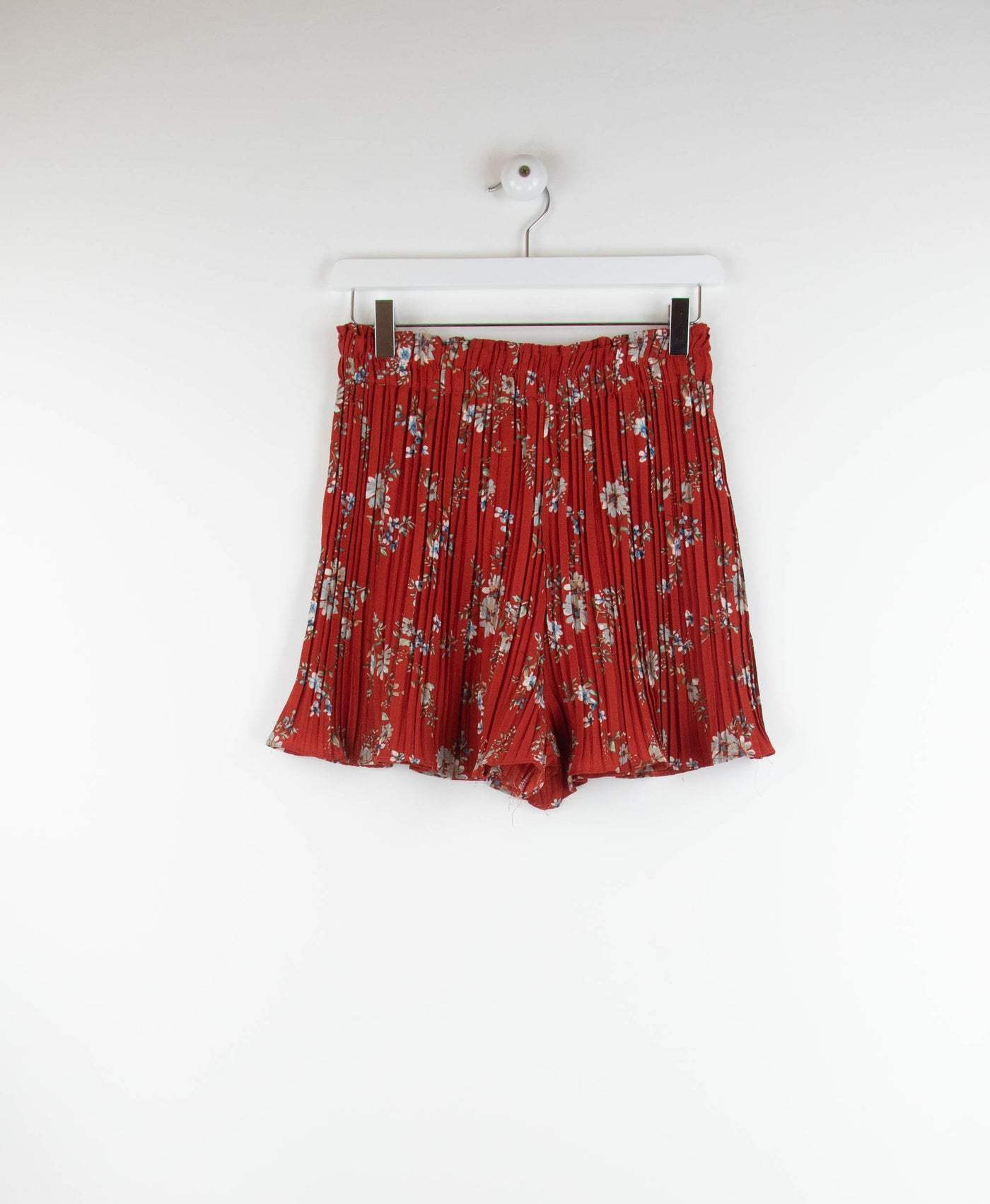 Pantalón corto drapeado rojo con estampado
